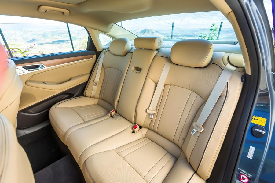 Интерьер Genesis G80 2017 года  (NA) (фото 22 из 23)